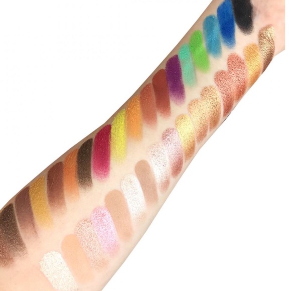 Romantic Eyeshadow Book Palette - Picture 4 of 4